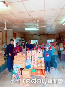 寒冬送暖！東港警、里長、善心漁業業者送物資給弱勢家庭