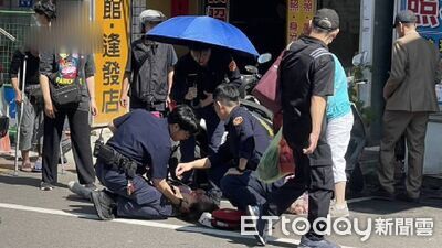 正中午過馬路突昏倒！桃園女「口鼻狂流血」　3警衝出暖心救援