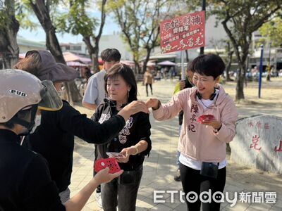 小年夜市場人潮爆棚！陳亭妃攜財神送紅包　台南年味濃