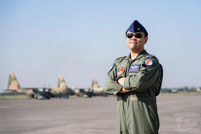 萬家團圓時　第十空運大隊C-130H機組員「執行疏運是榮譽」
