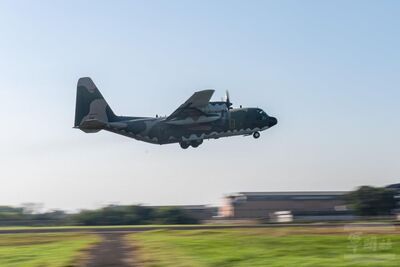 銀翼下的溫柔擺渡人　十大隊C-130H每逢春節樂疏運