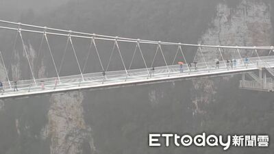 在百層樓高空漫步　3百米玻璃橋「橫跨大峽谷」考驗遊客強心臟