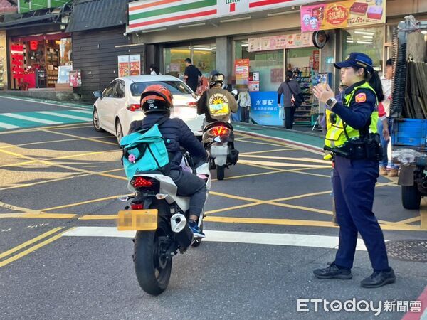 ▲春節連假東北角恐湧車潮 瑞芳警啟動人車分流交通疏導。（圖／記者郭世賢翻攝）