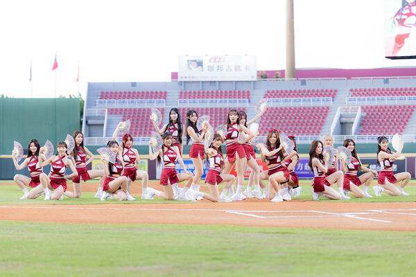 ▲▼樂天三本柱新球季前合體，廉世彬（左起）、河智媛、禹洙漢。（圖／樂天桃猿提供）