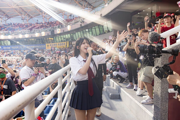 ▲▼樂天三本柱新球季前合體，廉世彬（左起）、河智媛、禹洙漢。（圖／樂天桃猿提供）