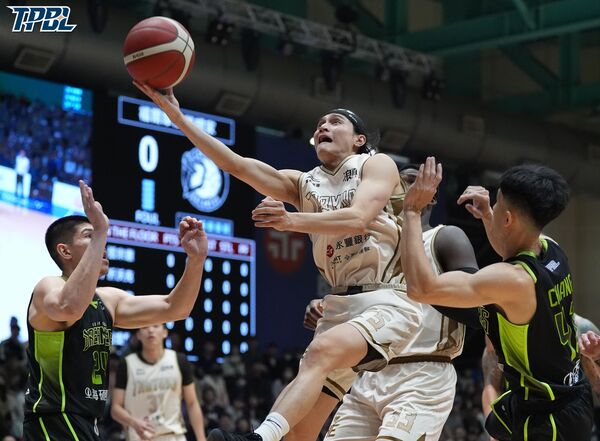 ▲台啤永豐雲豹高錦瑋、福爾摩沙夢想家蔣淯安。（圖／TPBL提供）