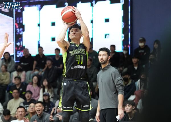 ▲台啤永豐雲豹高錦瑋、福爾摩沙夢想家蔣淯安。（圖／TPBL提供）