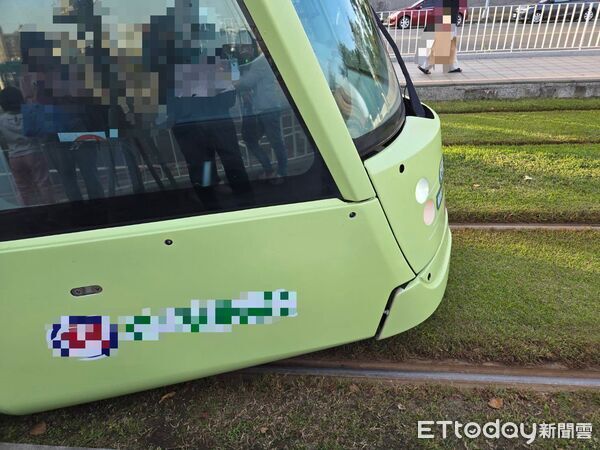 ▲▼新北父子與輕軌發生碰撞，2人因此受傷送醫。（圖／記者賴文萱翻攝）