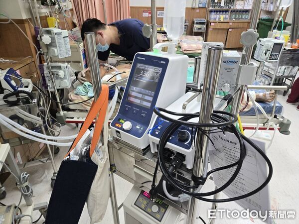 ▲安泰醫院替潘姓男子裝上葉克膜。（圖／安泰醫院提供）