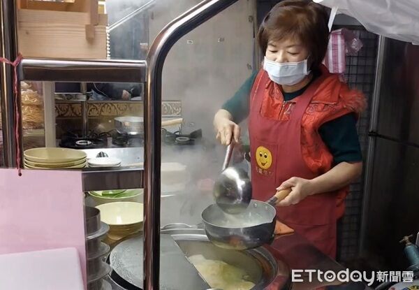 ▲陳姓女子遭投資詐騙，畢生積蓄上千萬元付諸東流，經營一家鍋燒麵攤，重新開始人生。（圖／桃園警分局提供、下同）