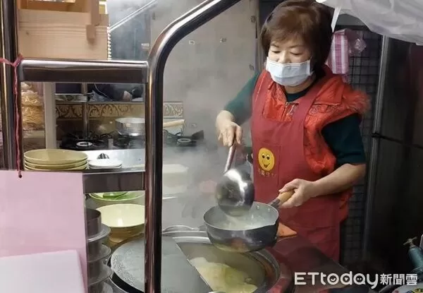 ▲陳姓女子遭投資詐騙，畢生積蓄上千萬元付諸東流，經營一家鍋燒麵攤，重新開始人生。（圖／桃園警分局提供、下同）