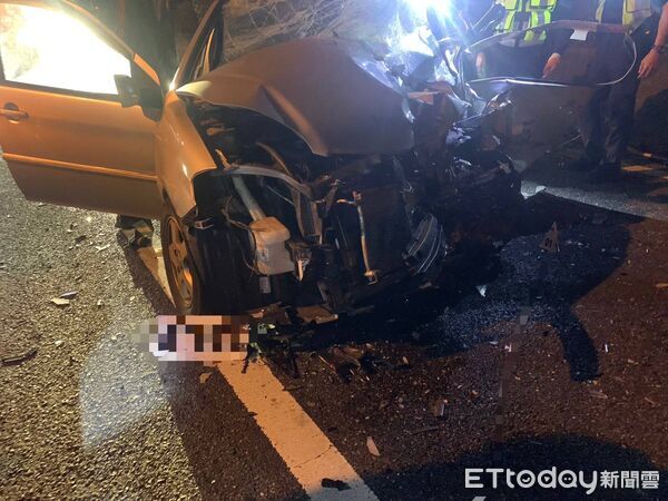 ▲▼             國3中和段轎車迴轉時，與同向的BMW發生碰撞，造成1人死亡。（圖／記者陸運陞翻攝，下同）