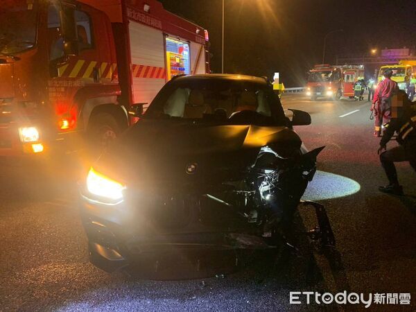 ▲▼             國3中和段轎車迴轉時，與同向的BMW發生碰撞，造成1人死亡。（圖／記者陸運陞翻攝，下同）