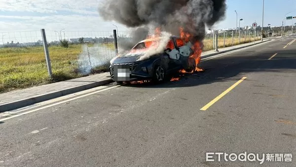 ▲台南火燒車案，警消滅火後驚見一人慘成焦屍躺駕駛座上。（圖／民眾提供）