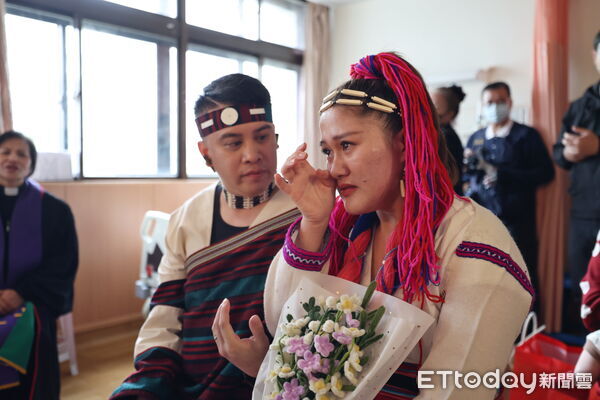 ▲▼農曆春節前夕，花蓮慈院病房化身為溫馨的婚禮現場，為肝癌末期病人陳先生完成此生最深的心願「親眼見證小女兒結婚」。（圖／慈濟醫學中心提供，下同）