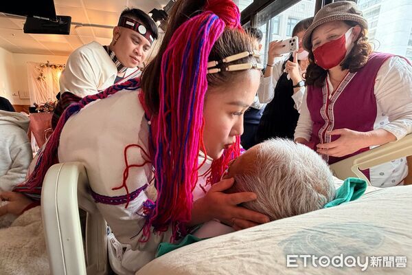 ▲▼農曆春節前夕，花蓮慈院病房化身為溫馨的婚禮現場，為肝癌末期病人陳先生完成此生最深的心願「親眼見證小女兒結婚」。（圖／慈濟醫學中心提供，下同）