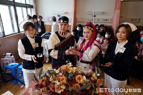 ▲▼農曆春節前夕，花蓮慈院病房化身為溫馨的婚禮現場，為肝癌末期病人陳先生完成此生最深的心願「親眼見證小女兒結婚」。（圖／慈濟醫學中心提供，下同）