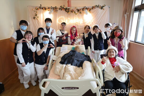 ▲▼農曆春節前夕，花蓮慈院病房化身為溫馨的婚禮現場，為肝癌末期病人陳先生完成此生最深的心願「親眼見證小女兒結婚」。（圖／慈濟醫學中心提供，下同）