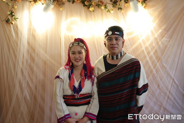 ▲▼農曆春節前夕，花蓮慈院病房化身為溫馨的婚禮現場，為肝癌末期病人陳先生完成此生最深的心願「親眼見證小女兒結婚」。（圖／慈濟醫學中心提供，下同）