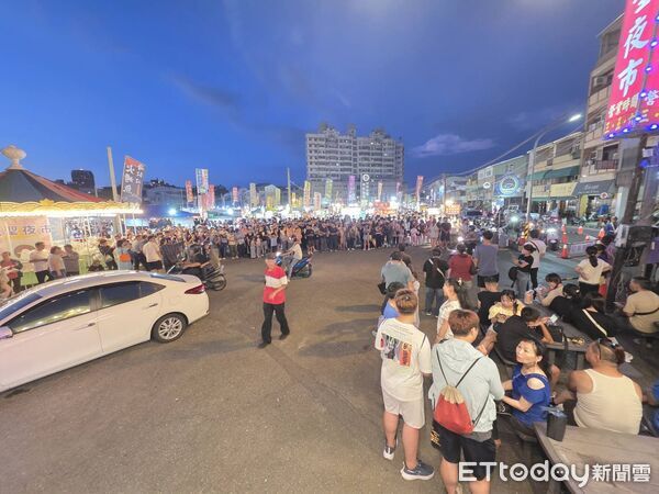 ▲春節期間台南多處夜市不打烊，吸引大批人潮走春迎新年。（記者林東良翻攝，下同）
