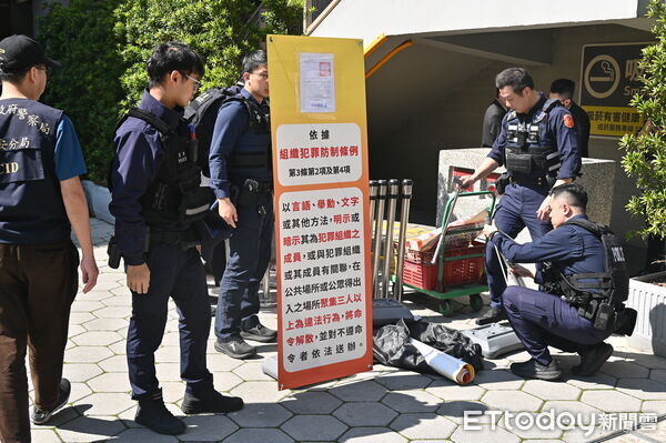 ▲吳敦告別式,員警在現場監控。（圖／記者李毓康攝）