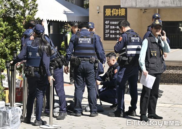 ▲吳敦告別式,員警在現場監控。（圖／記者李毓康攝）