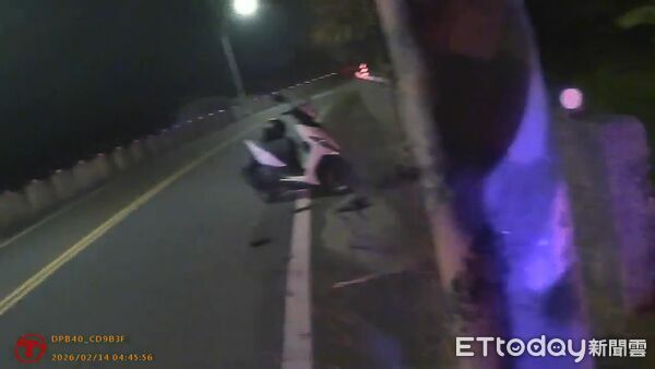 ▲▼             嘉義縣24歲男子無照騎乘黃牌重機自撞電桿，抵達醫院前已死亡。（圖／記者翁伊森翻攝，下同）