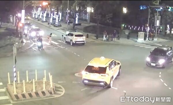 ▲▼5歲女童穿越斑馬線時，遭搶快的休旅車撞上倒地。（圖／記者陸運陞翻攝）