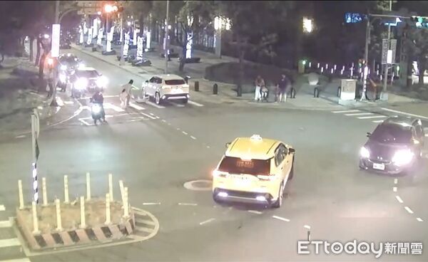 ▲▼5歲女童穿越斑馬線時，遭搶快的休旅車撞上倒地。（圖／記者陸運陞翻攝）