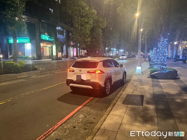 ▲▼5歲女童穿越斑馬線時，遭搶快的休旅車撞上倒地。（圖／記者陸運陞翻攝）