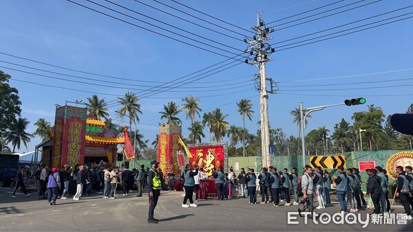 ▲高雄左營太子宮繞境活動惹議論，警方到場管制             。（圖／記者吳奕靖翻攝）