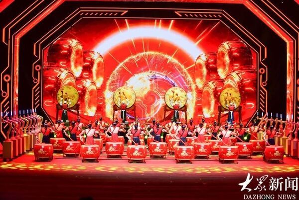 ▲▼鼓樂合奏《萬馬奔騰》，珞石機器人打鼓。（圖／翻攝大眾新聞）