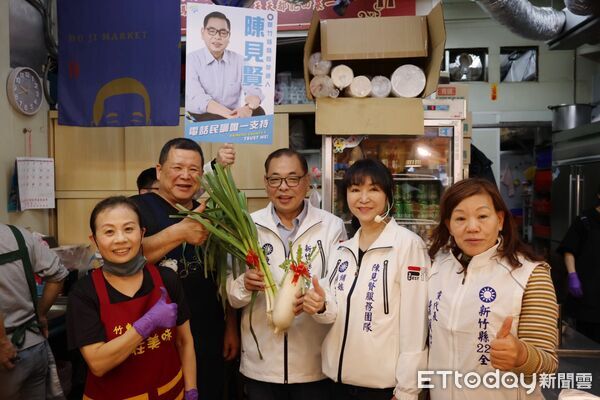 ▲▼陳見賢市場拜年提政見力推世代共好     。（圖／ETtoday翻攝）