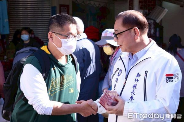 ▲▼陳見賢市場拜年提政見力推世代共好     。（圖／ETtoday翻攝）