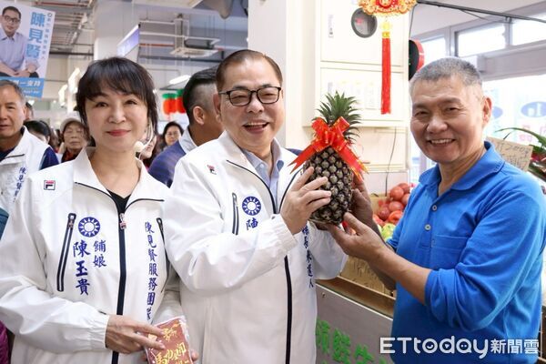 ▲▼陳見賢市場拜年提政見力推世代共好     。（圖／ETtoday翻攝）