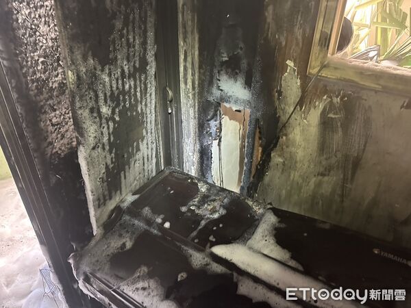 ▲基隆民宅火警，所幸該處房屋平時並無人居住，因此未造成人員傷亡。（圖／記者郭世賢翻攝，下同）