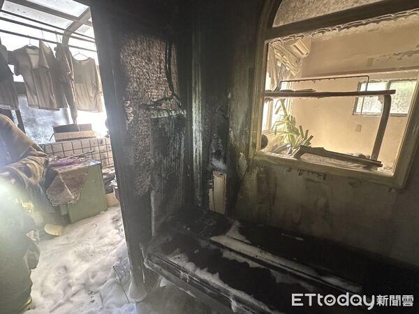 ▲基隆民宅火警，所幸該處房屋平時並無人居住，因此未造成人員傷亡。（圖／記者郭世賢翻攝，下同）