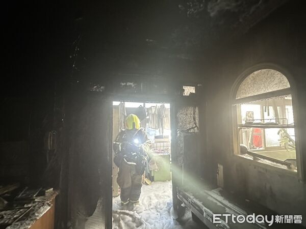 ▲基隆民宅火警，所幸該處房屋平時並無人居住，因此未造成人員傷亡。（圖／記者郭世賢翻攝，下同）