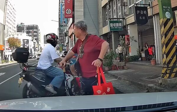 一名紅衣阿伯日前在高雄市街頭以人肉方式占位，駕駛要停車堅持不讓，豈料突然有黃牌重機騎士直接停入，讓他當場傻眼，原因僵持場面也瞬間落幕。（翻攝自「WoWtchout-地圖型行車影像分享平台」YT頻道）