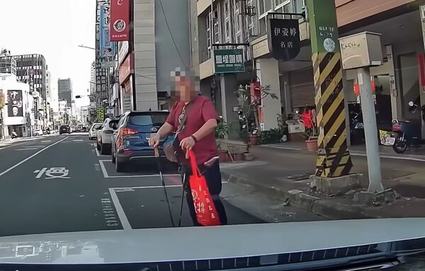 阿伯以人肉占位，駕駛怎麼按喇叭，甚至揚言報警，仍不為所動。（翻攝自「WoWtchout-地圖型行車影像分享平台」YT頻道）