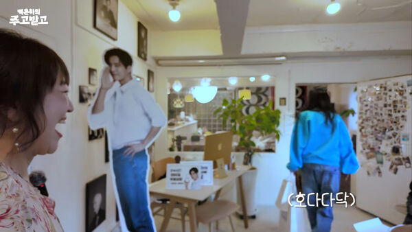 ▲▼李奈映看到老公元斌立牌，馬上逃跑。（圖／翻攝自YouTube）