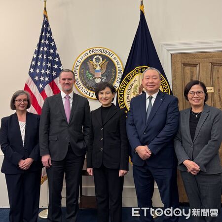 ▲▼ 鄭麗君第七輪赴美，美東時間2026年2月12日於美國貿易代表署（USTR）合影。由左至右依序為：美國在台協會（AIT）華盛頓總部執行理事藍鶯（Ingrid Larson）、美國貿易代表葛里爾（Jamieson Greer）大使、行政院鄭麗君副院長、駐美代表處俞大㵢大使、行政院楊珍妮政務委員。     。（圖／翻攝鄭麗君臉書）