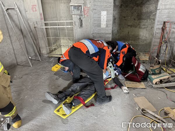 ▲台南工安意外，一名工人頭部重創送醫搶救中。（圖／民眾提供）