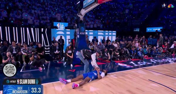▲▼奧蘭多魔術新秀後衛理查森（Jase Richardson）在灌籃大賽灌籃時重摔倒地。（圖／翻攝自X）