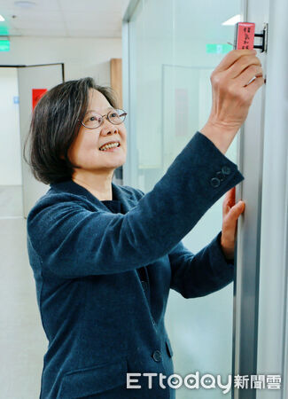 ▲▼  蔡英文辦公室掛「福氣加碼」。（圖／蔡英文辦公室提供）