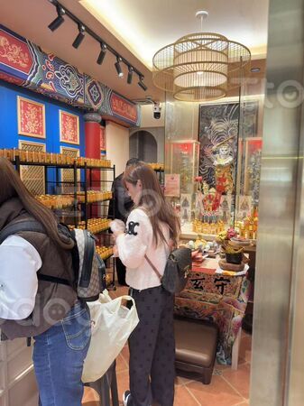 ▲女遊客連續三天都來參拜，因為「遊澳門期間」天天有財進帳            。（圖／記者吳奕靖翻攝）