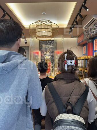 ▲女遊客連續三天都來參拜，因為「遊澳門期間」天天有財進帳            。（圖／記者吳奕靖翻攝）