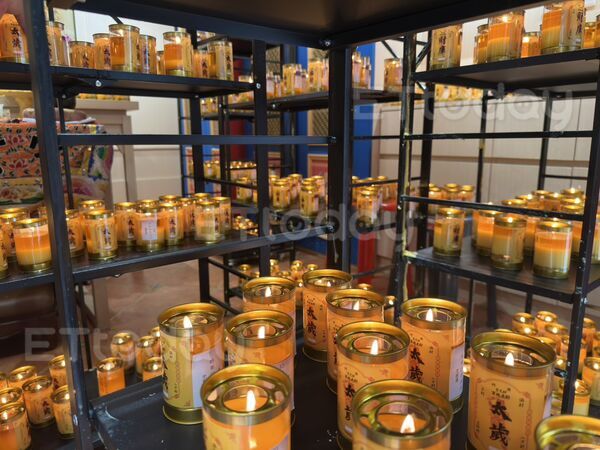 ▲女遊客連續三天都來參拜，因為「遊澳門期間」天天有財進帳            。（圖／記者吳奕靖翻攝）