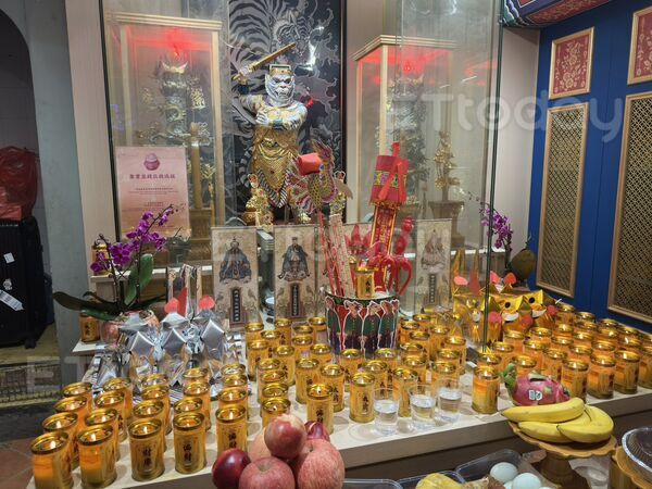 ▲女遊客連續三天都來參拜，因為「遊澳門期間」天天有財進帳            。（圖／記者吳奕靖翻攝）