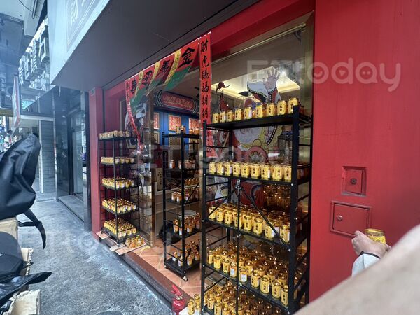 ▲女遊客連續三天都來參拜，因為「遊澳門期間」天天有財進帳            。（圖／記者吳奕靖翻攝）